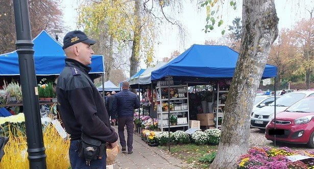 Elbląg: Strażnicy miejscy patrolują cmentarze
