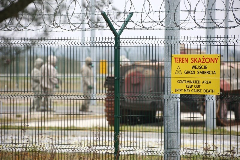  Elbląg: Żółte kartki z napisem „dla osób napromieniowanych i skażonych” na terenie jednostki wojskowej przy ul. Łęczyckiej. O co chodzi?