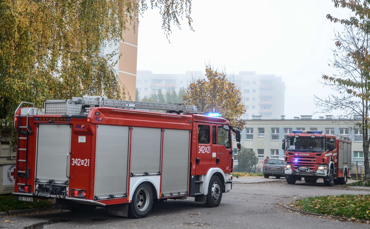 Elbląg: Ul. Robotnicza. 70-latek groził, że wysadzi budynek w powietrze. Ewakuowano mieszkańców. Funkcjonariusze wyważyli drzwi do mieszkania. Ojciec z synem zatrzymani