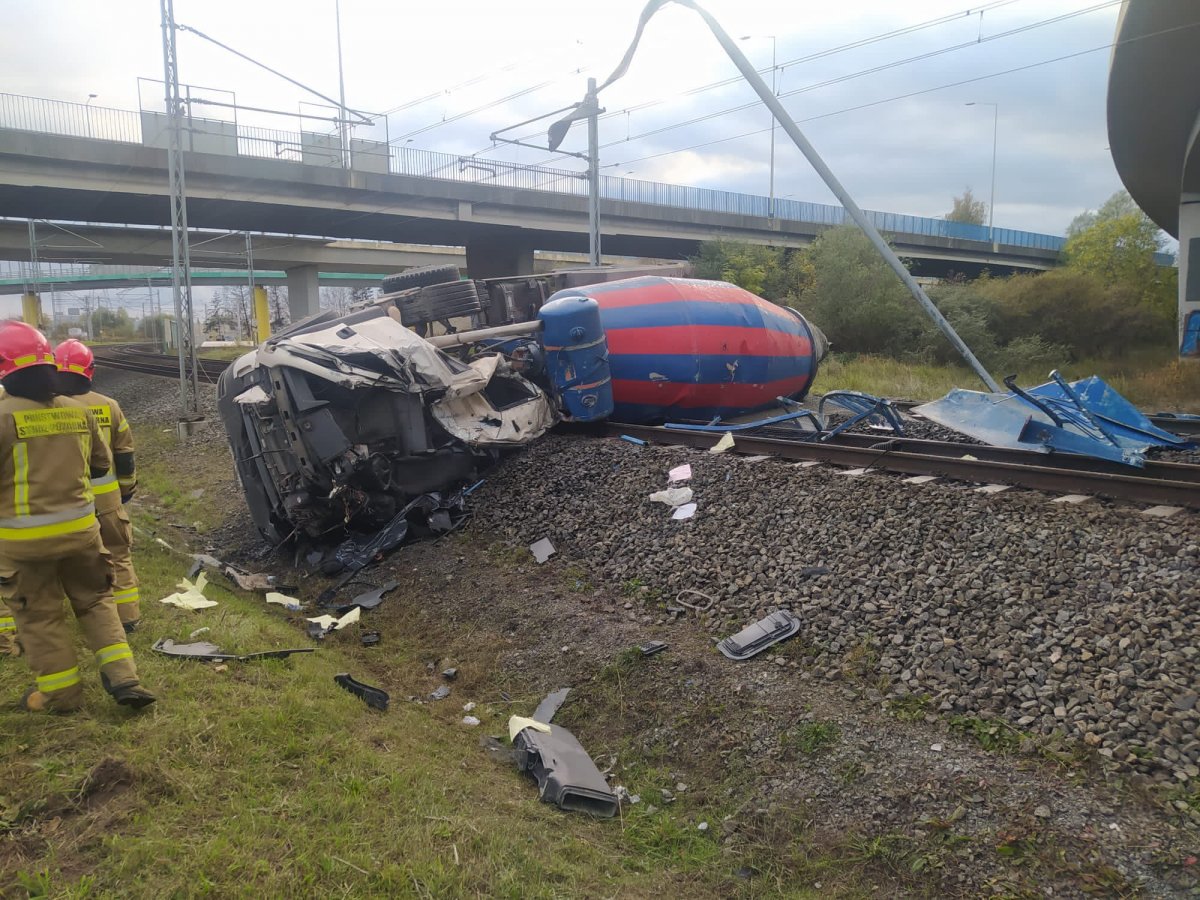 Tragedia w Gdańsku. Betoniarka spadła z wiaduktu. Kierowca zginął na miejscu
