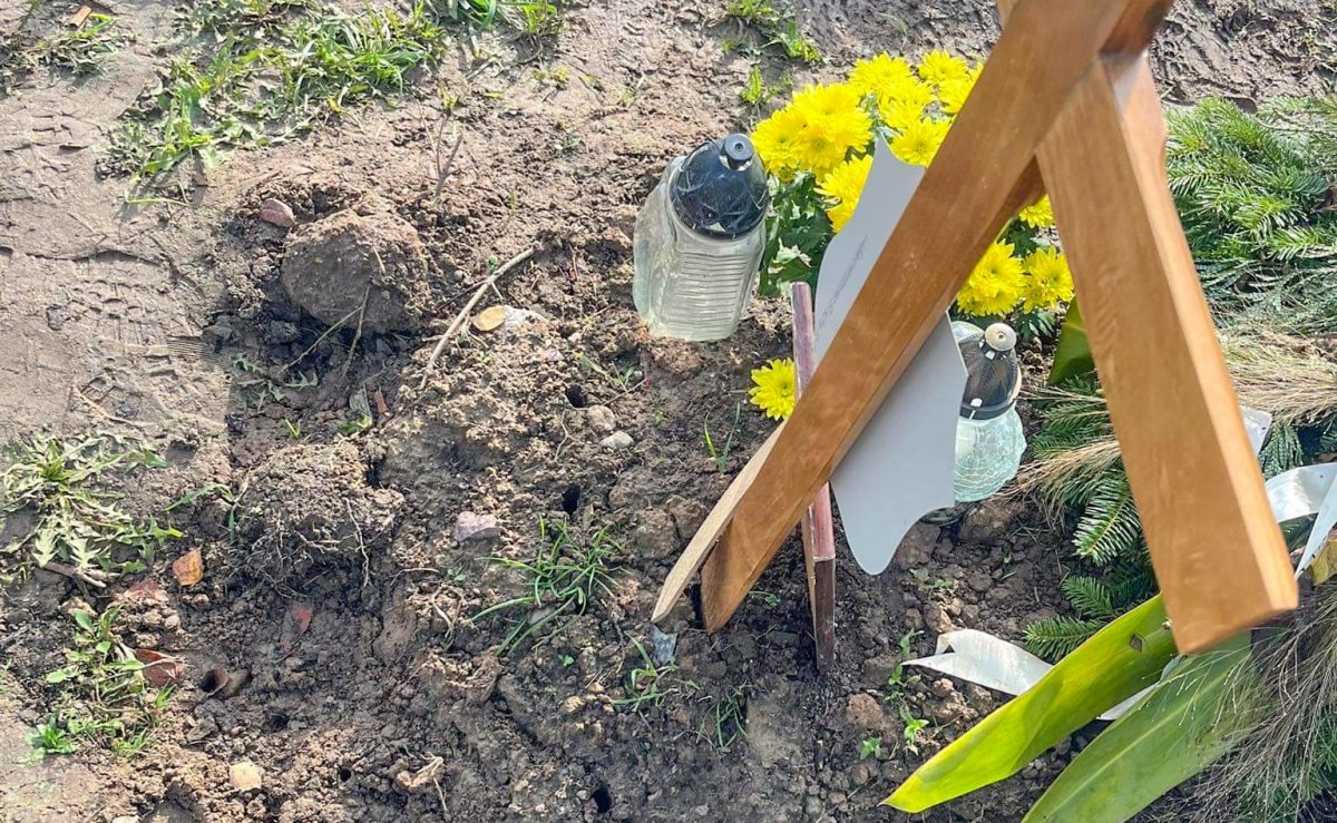Cmentarz w Elblągu po filmie Stonogi jest pod nadzorem kamer? Na mogile pojawiły się tajemnicze otwory