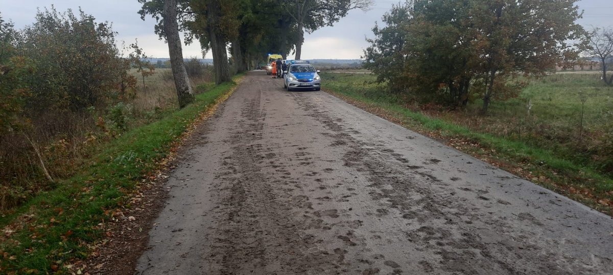 Braniewo: Zabłocona droga, wypadek i ranny rowerzysta