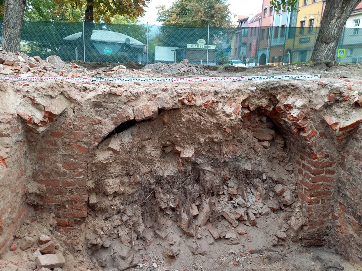 Prace archeologiczne na terenie byłego ratusza w Braniewie. Odsłonięto sklepienie piwnicy ratusza braniewskiego