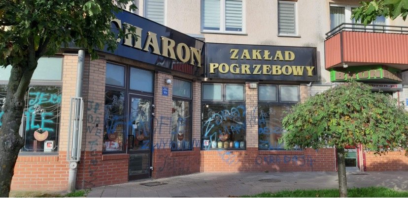Zdewastowana siedziba Zakładu Pogrzebowego Charon. Jest komentarz właściciela