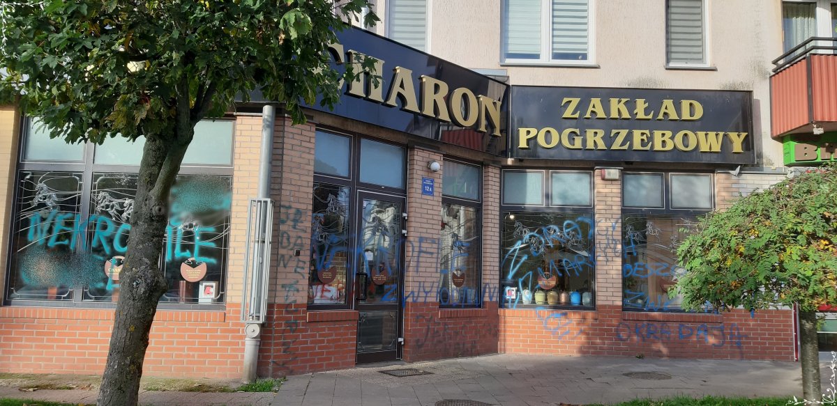 Elbląg: Nieznani sprawcy zdewastowali siedzibę Zakładu Pogrzebowego Charon 