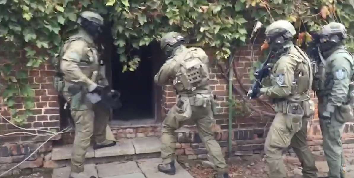 Służby rozbiły gang tytoniowy, zlikwidowali fabrykę papierosów i dwie krajalnie tytoniu [VIDEO]