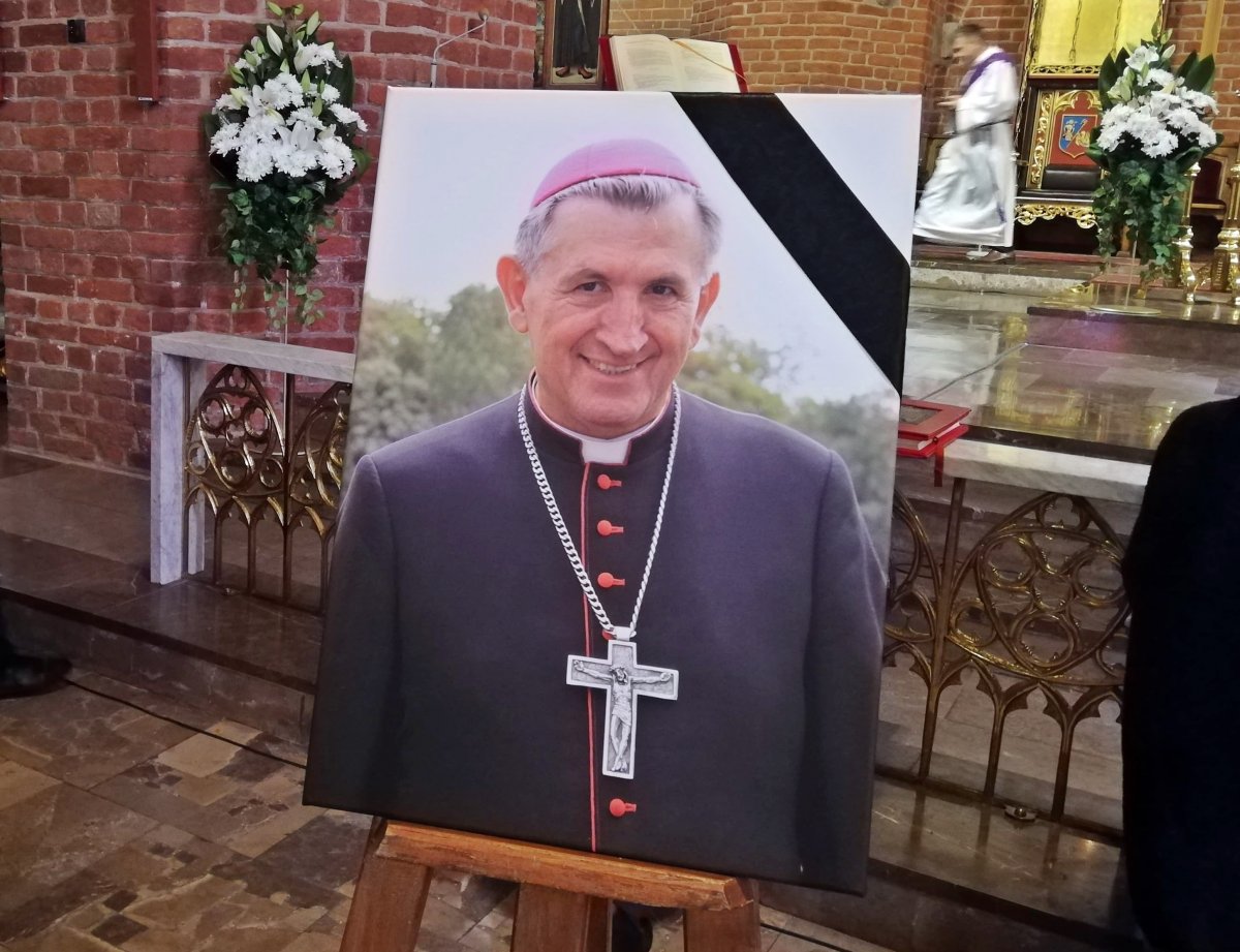 Biskup elbląski senior pośmiertnie odznaczony. Ostatnie pożegnanie Jana Styrny [ZDJĘCIA]