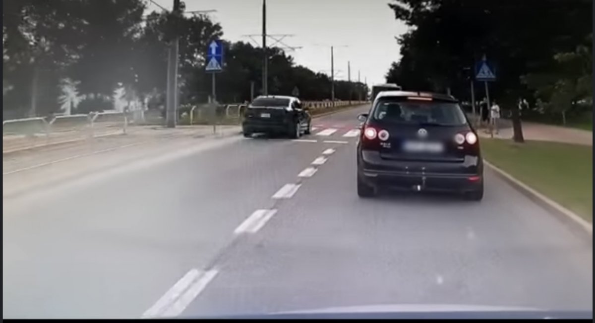 Elbląg: Ominął pojazd ustępujący pieszemu pierwszeństwa. Sąd ukarał go za spowodowanie niebezpiecznej sytuacji [VIDEO]