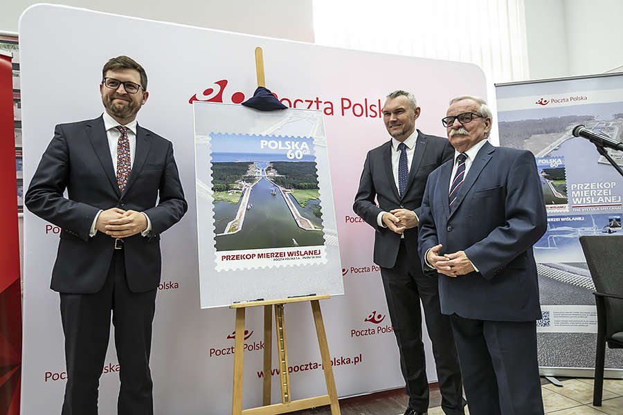 Kanał żeglugowy na Mierzei Wiślanej upamiętniony na znaczku pocztowym. Prezentacja znaczka pocztowego emisji Przekop Mierzei Wiślanej