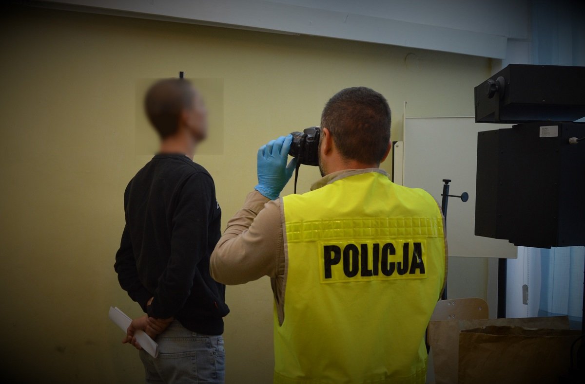 Tczew: Ukradli baklavę w lokalu z kebabem, zniszczyli samochody i znieważyli policjantów