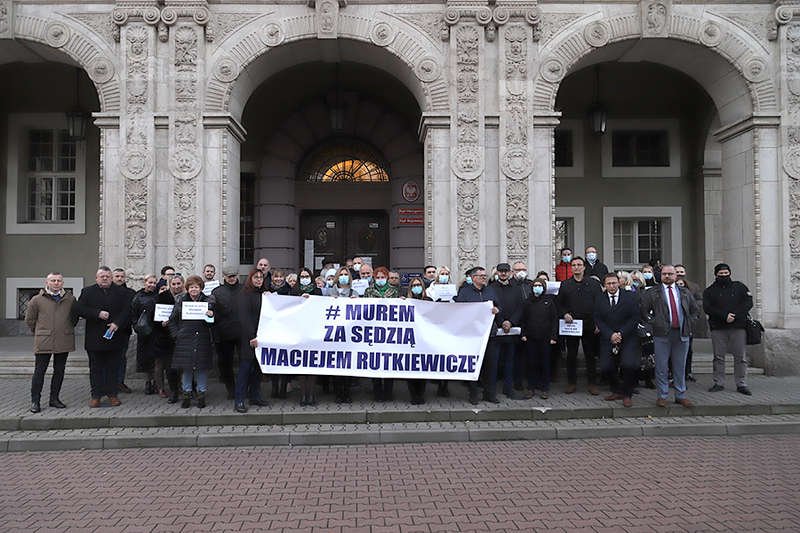 Zawieszenie elbląskiego sędziego Macieja Rutkiewicza, który umorzył postępowanie wobec prokurator prowadzącej sprawę Amber Gold, zostało uchylone