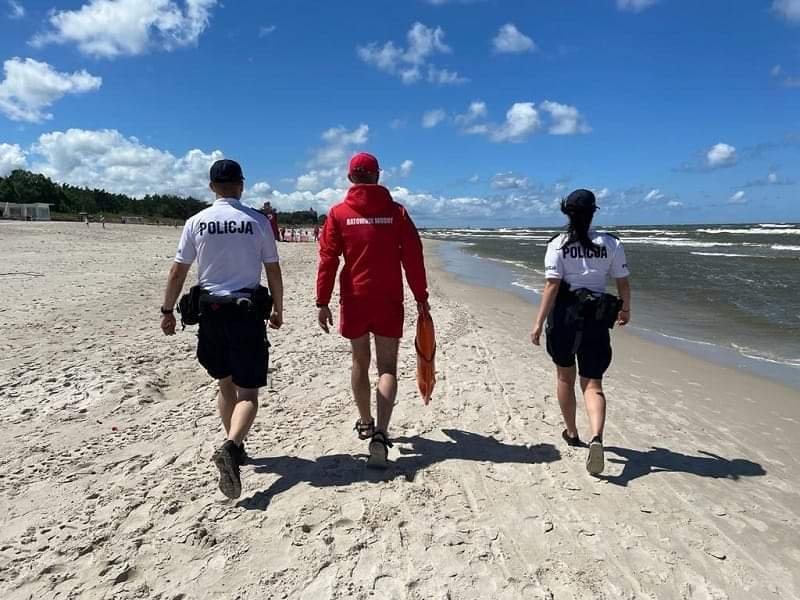 Zaatakował ratowników, bo nie pozwolili mu wejść do wody. Usłyszał zarzuty