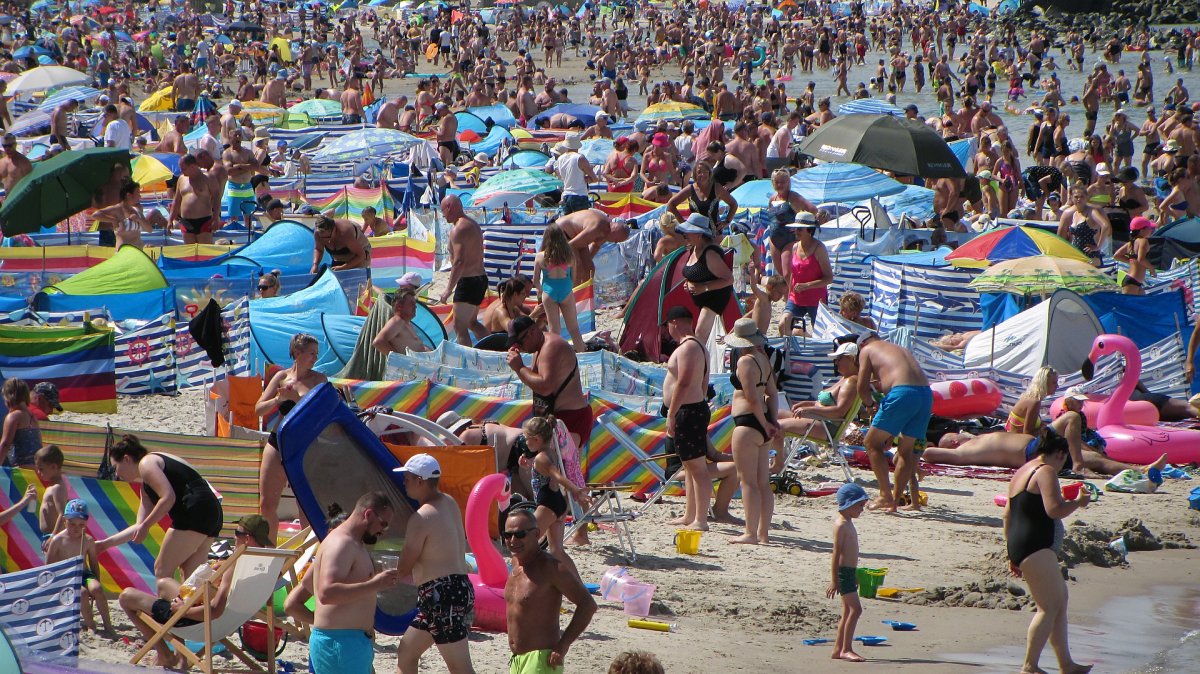 Śmierć na plaży w Stegnie. Winne parawany? Służby apelują do plażowiczów
