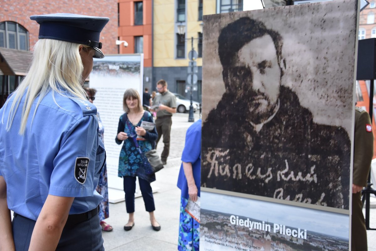 Wystawa przedstawiająca losy żołnierzy Armii Krajowej na tle Elbląga zagościła na elbląskiej Starówce 