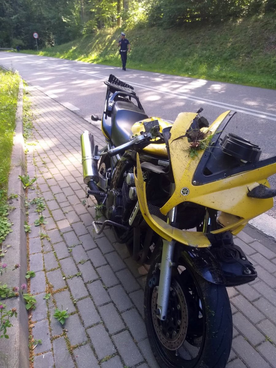 Kadyny: Groźne zdarzenie z udziałem motocyklisty. Jechał za szybko i wypadł z drogi