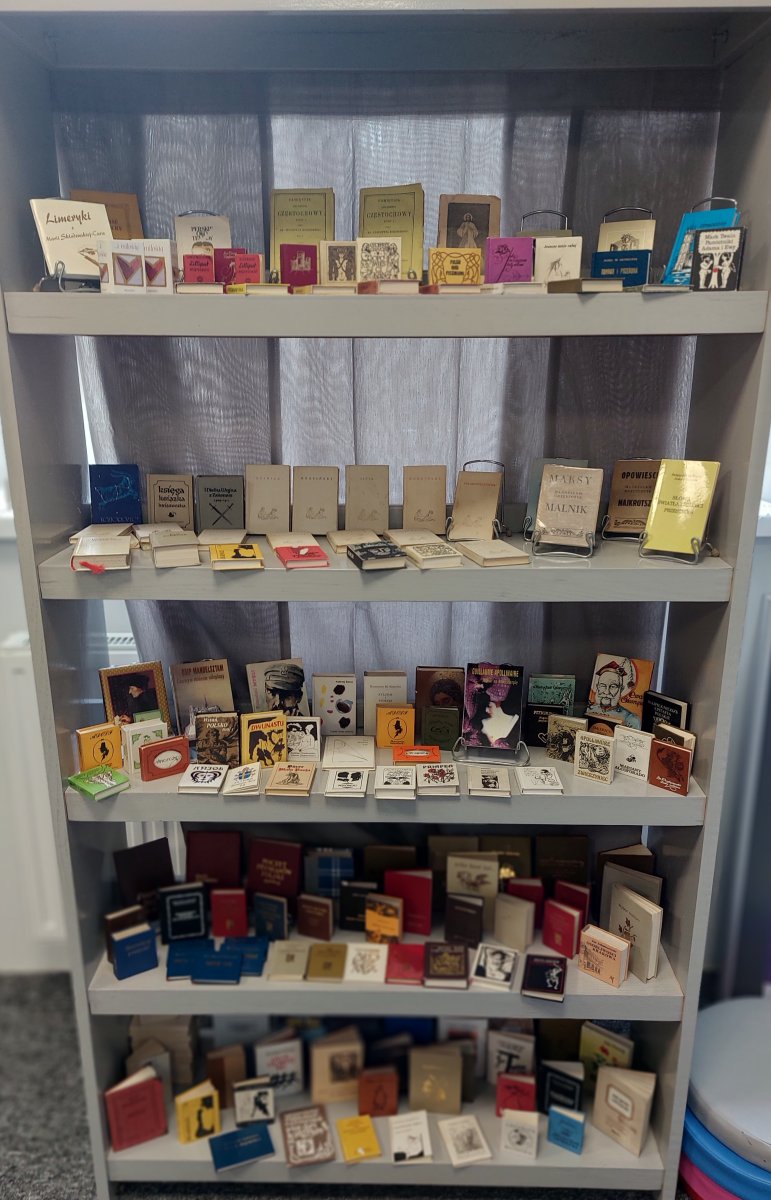 W Centrum Kulturalno-Bibliotecznym we Fromborku można zobaczyć książki w wersji mini. Wystawę miniksiążek można oglądać do 9 września