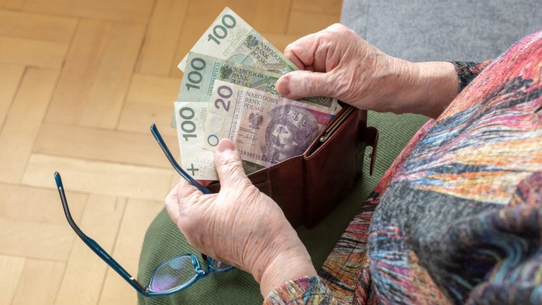 Rząd przyspiesza wypłatę czternastek