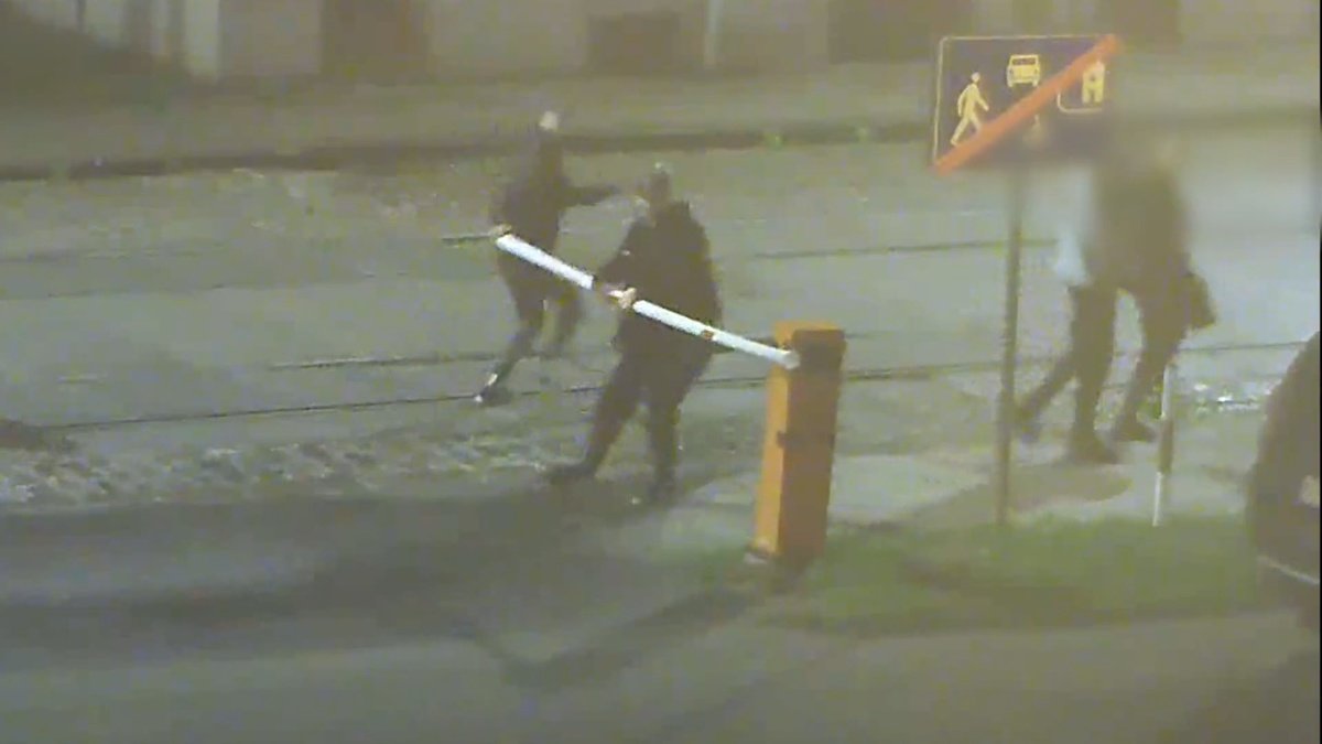 Elbląg: Policjanci poszukują sprawców uszkodzenia szlabanu