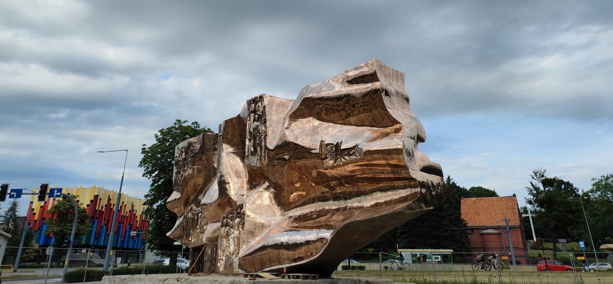 Odnowiony pomnik Odrodzenia w Elblągu: Nowy blask starych idei