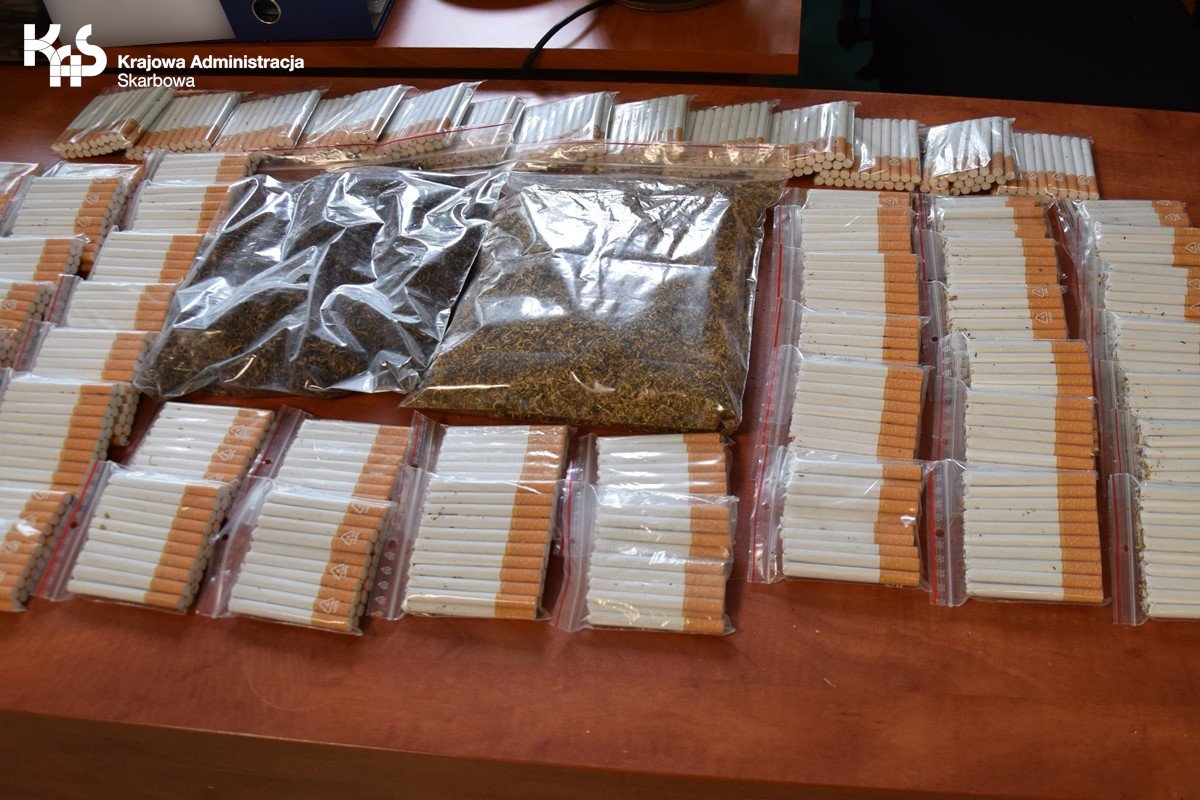 KAS: 4,5 tys. nielegalnych papierosów zajętych w Elblągu i Piszu

