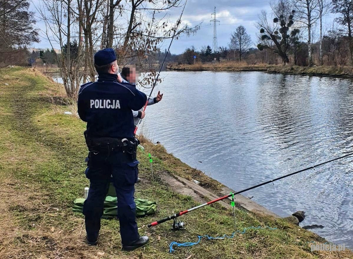 Elbląg: Nielegalnie łowił ryby. Policjanci znaleźli przy nim narkotyki