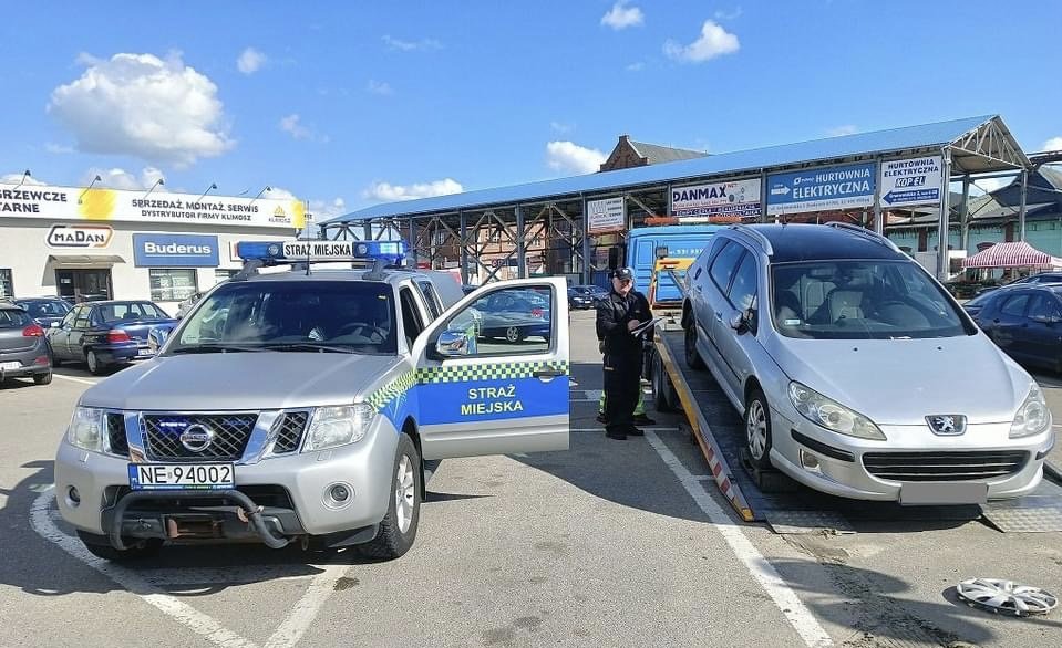 Elbląg: Strażnicy miejscy odholowali kolejny nieużytkowany samochód