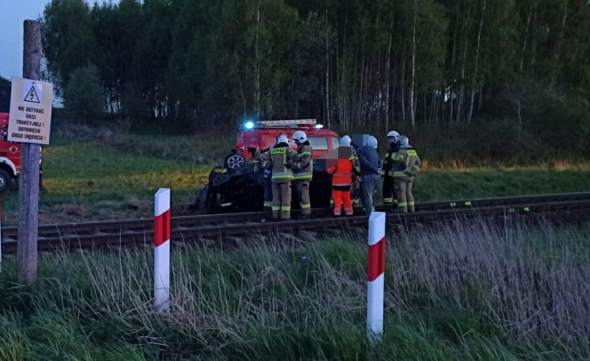 Wjechali prosto pod pociąg relacji Olsztyn-Elbląg