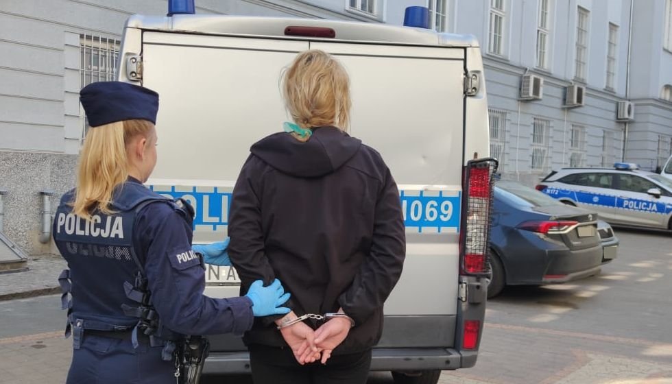 Gdańsk: Nie chciała zapłacić za kurs, więc połamała kciuk taksówkarzowi