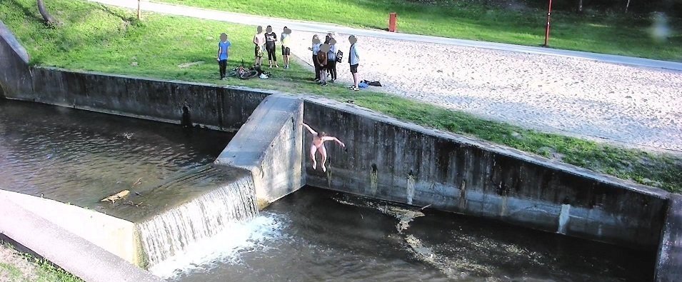 Elbląg: Interwencje straży miejskiej w sprawie kąpieli w parku Dolinka