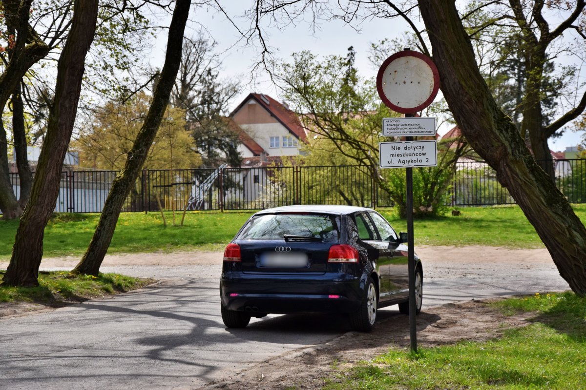 Policjanci reagują na nieprawidłowe parkowanie przy ul. Agrykola