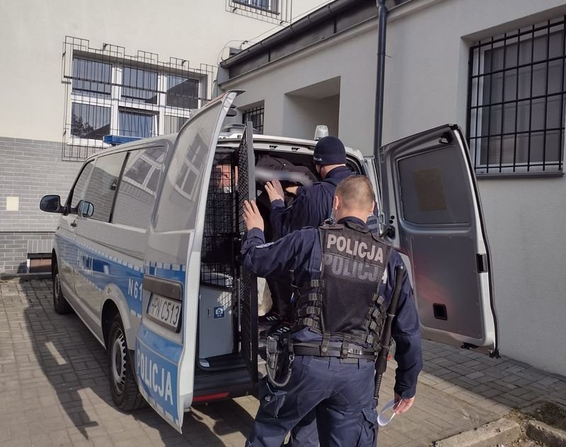Elbląg: Policjanci zatrzymali seryjnego włamywacza do piwnic. Sąd aresztował go na 3 miesiące