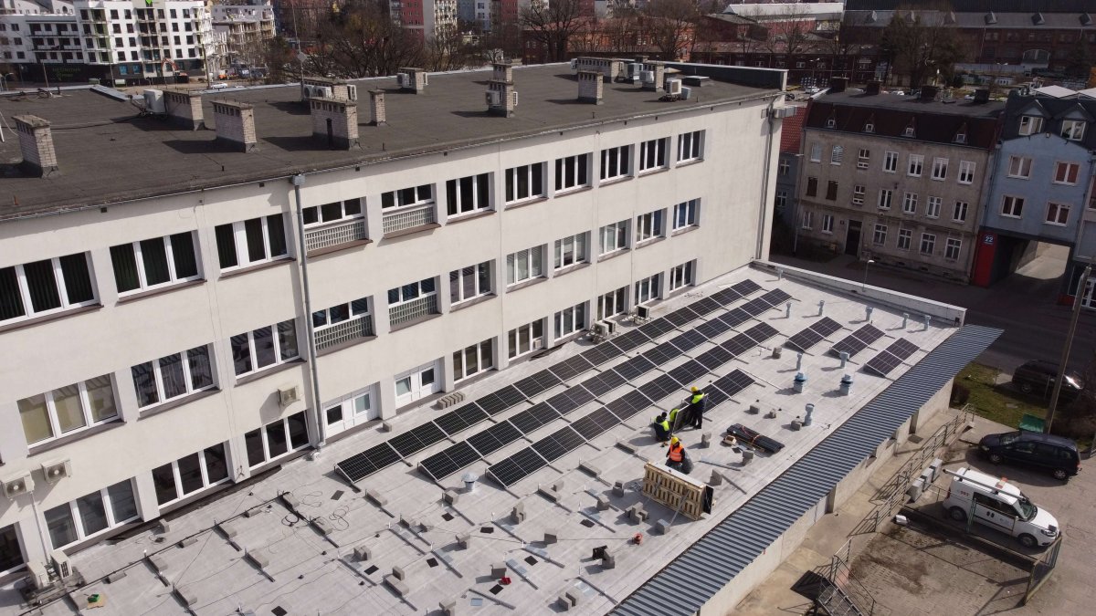 EPEC: montaż paneli fotowoltaicznych na dachu biurowca przy ul. Fabrycznej