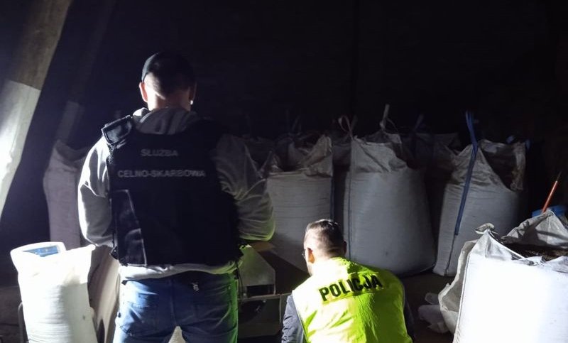 Na posesji 47-latki ujawniono prawie pół tony tytoniu i marihuanę