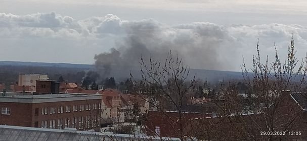 Gęsty dym nad Elblągiem. Co się pali?