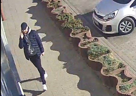 Oszukali staruszkę na 25 tys. zł. Policja szuka mężczyzny z monitoringu