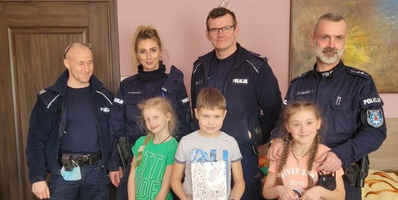 Policjanci ze Starego Pola podarowali ukraińskim dzieciom buty