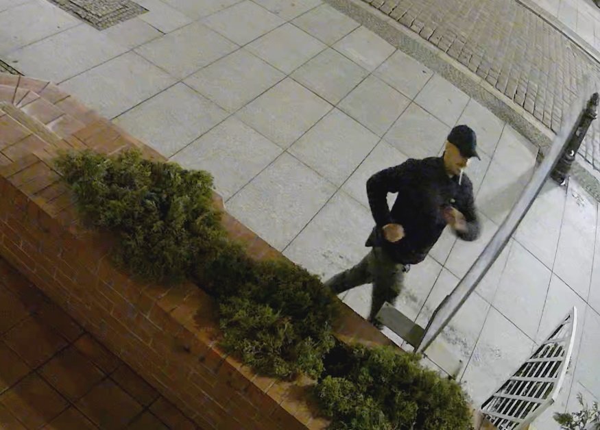 Elbląg: Policjanci poszukują kontaktu z pokazanymi na filmie mężczyznami