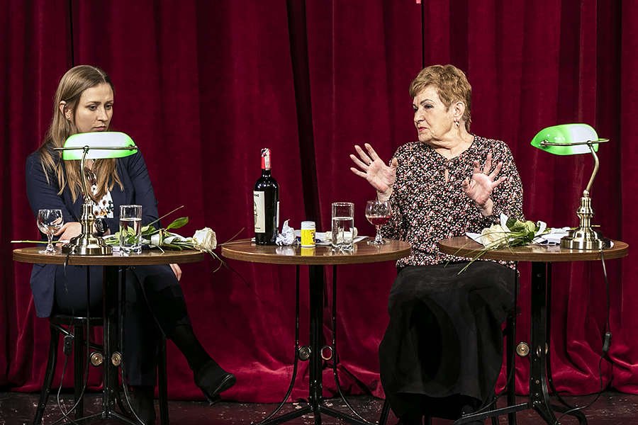 Scena przy stoliku i 