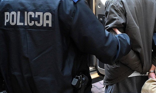 Na widok policjantów ukrył się w rowie