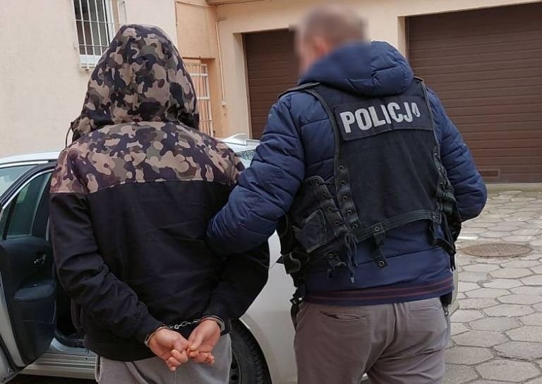 Żona była niezadowolona z fryzjera, więc groził właścicielowi zakładu