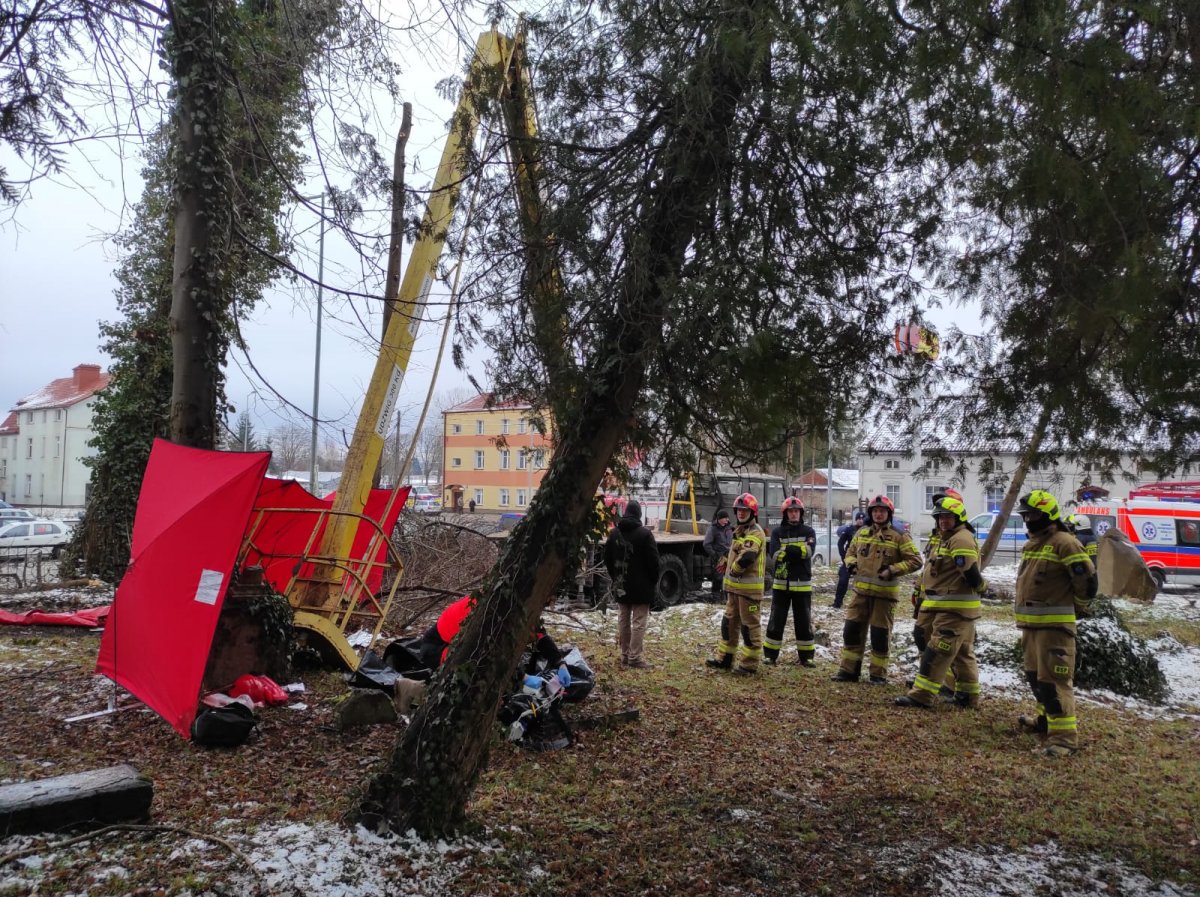 Pieniężno: Tragedia podczas prac na cmentarzu. Nie żyje mężczyzna [ZDJĘCIA]