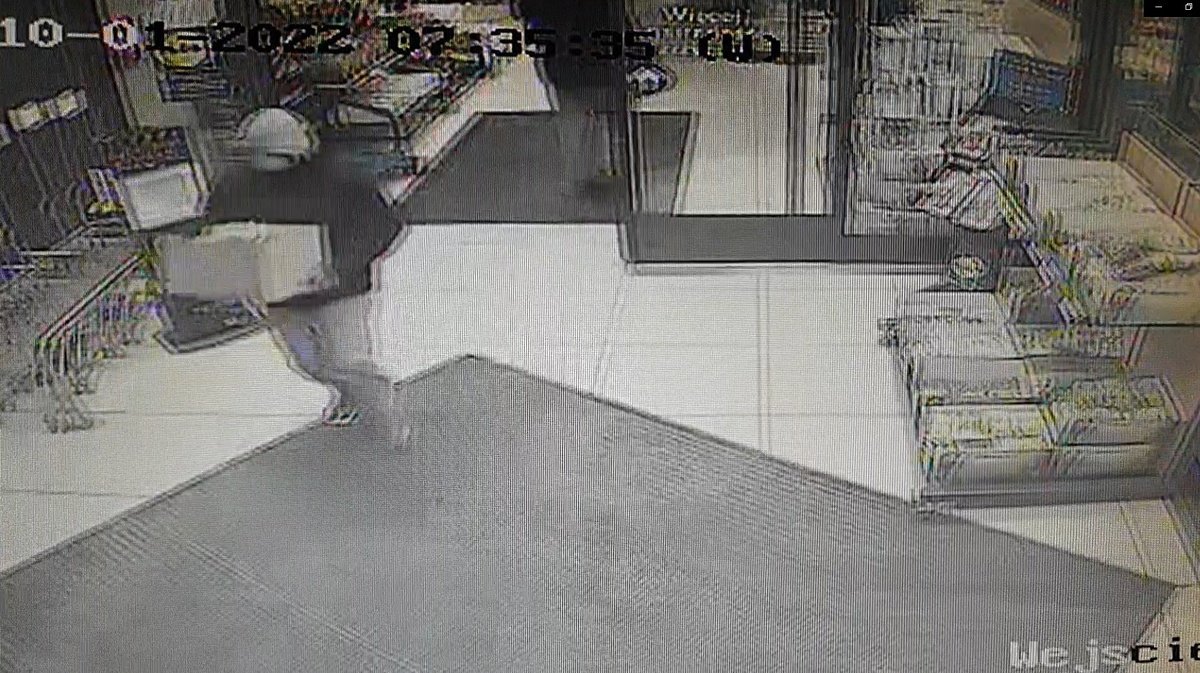 Ukradł karton orzeszków i wybiegł ze sklepu. Złodziej poszukiwany