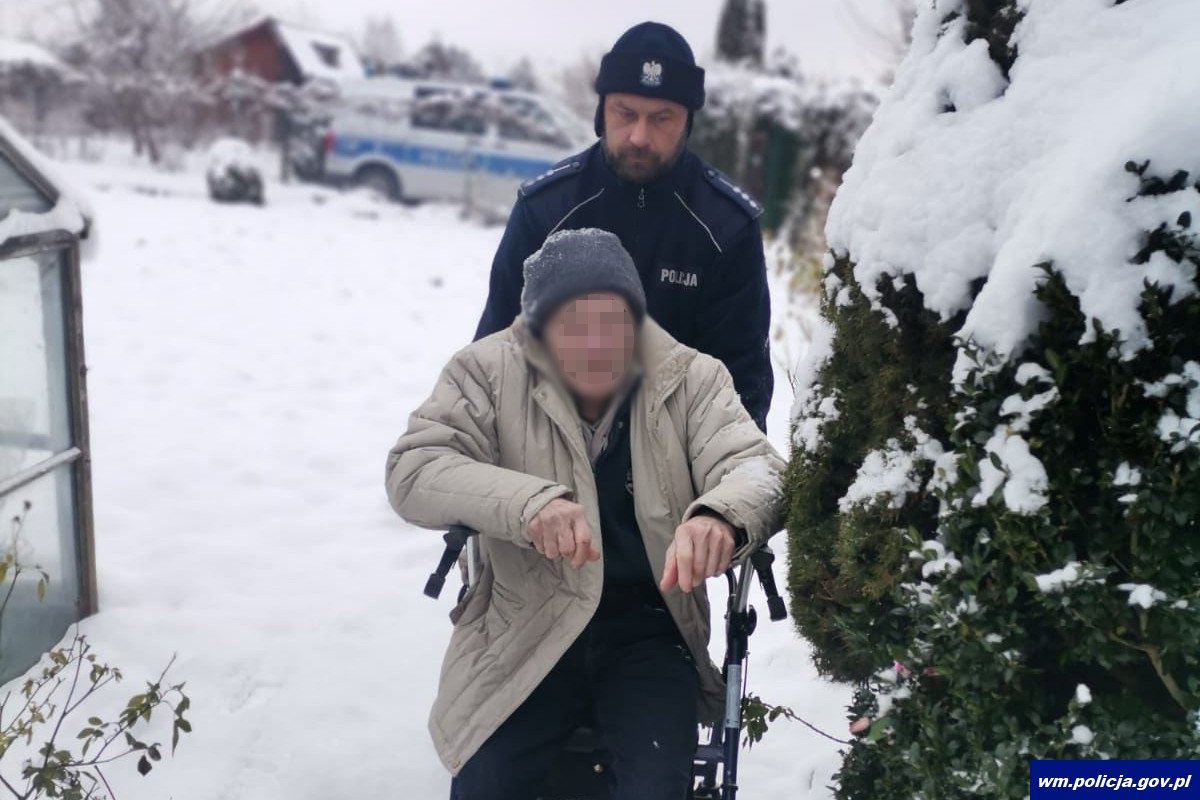 Uratowali starszego mężczyznę przed mrozem