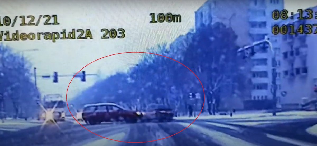 Wjechał na skrzyżowanie na czerwonym. Obejrzyj ku przestrodze [VIDEO]