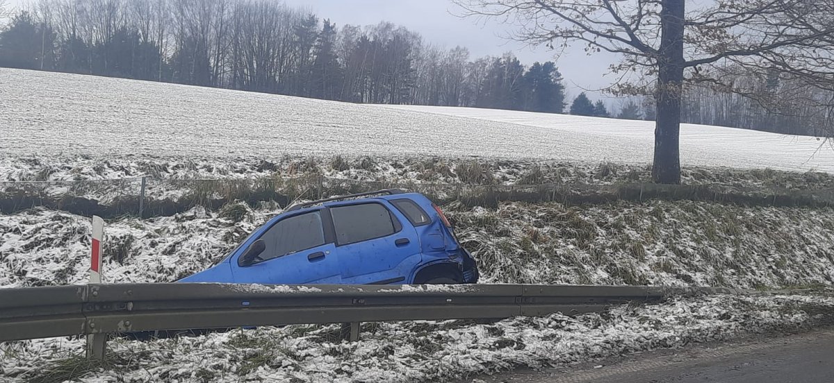 Zima wciąż zaskakuje kierowców [ZDJĘCIA]