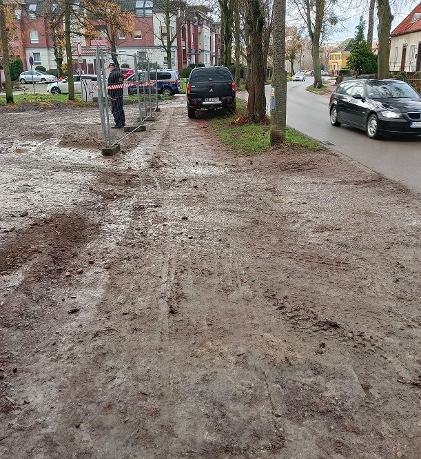 Błoto na ulicach utrudnia życie kierowcom