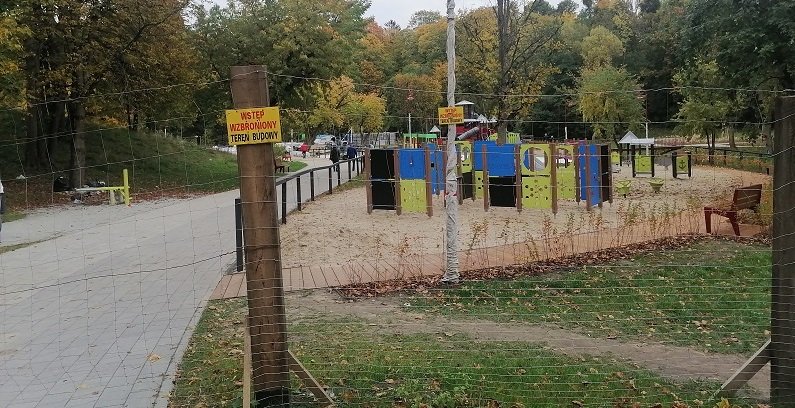 Straż Miejska w Elblągu: Park Dolinka jeszcze nie do zabawy