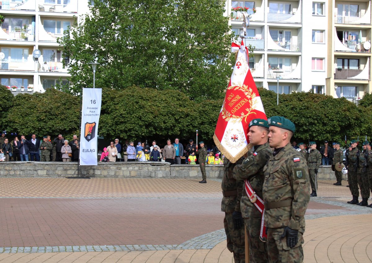 16. Pułk Logistyczny w Elblągu już z nowym sztandarem [ZDJĘCIA]