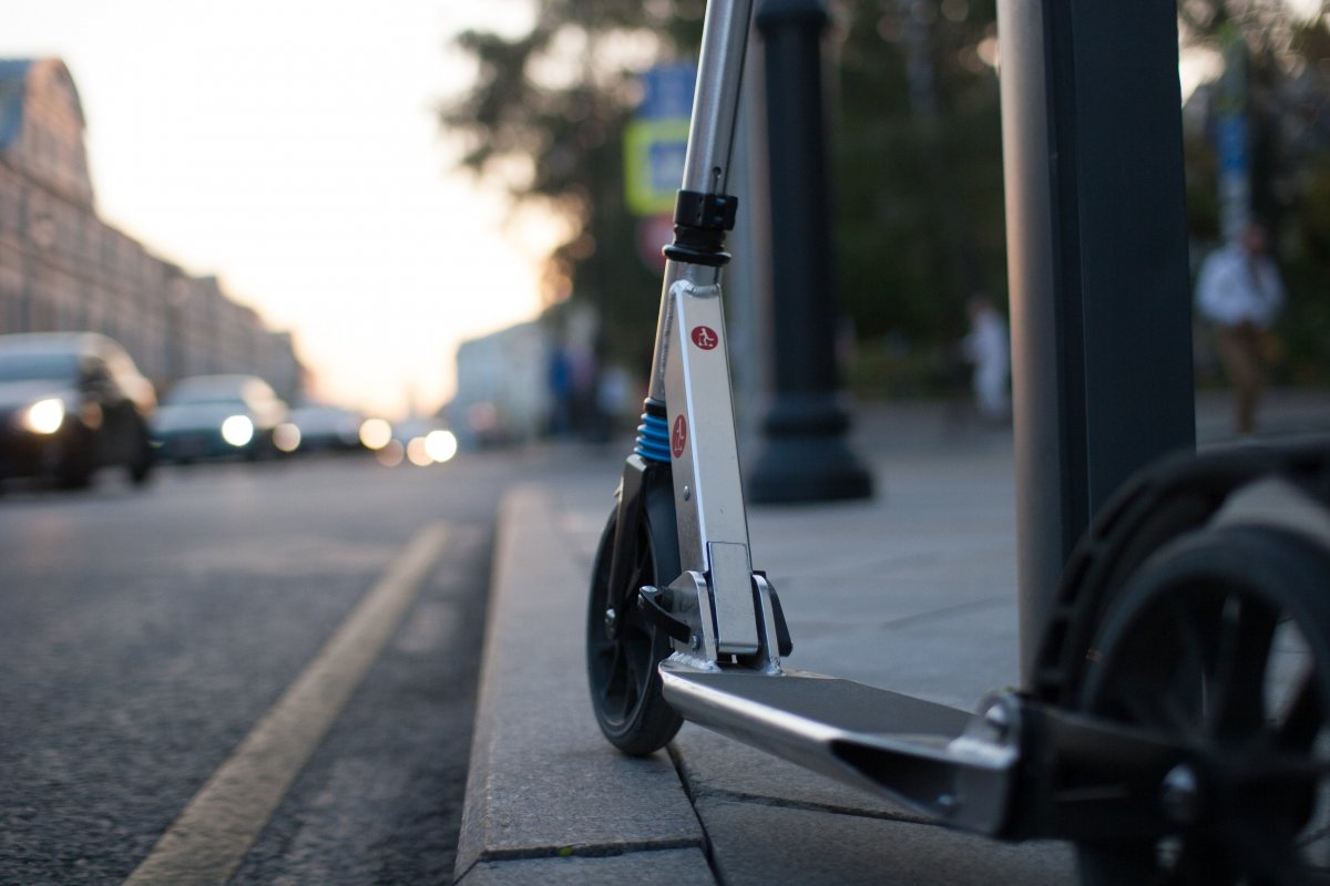 Potrącenie 20-latka na hulajnodze elektrycznej. Trafił do szpitala