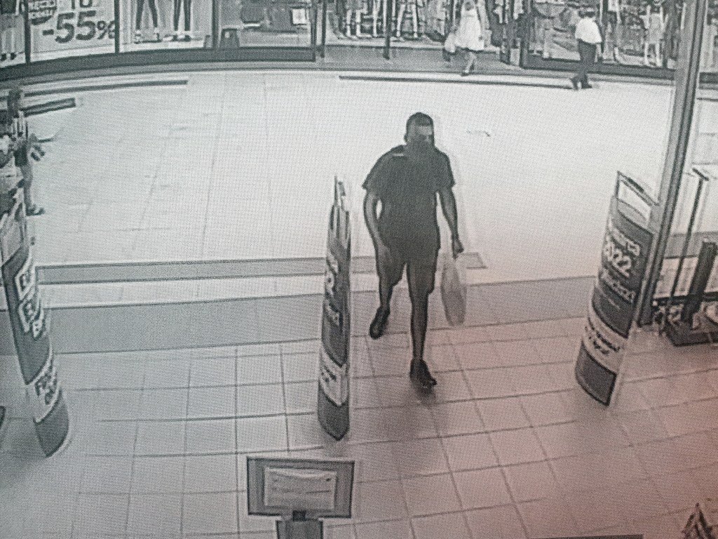 Rozpoznajesz go? Okradł sklep w Elblągu